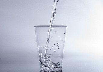 Becher mit Wasser füllen