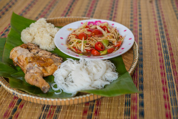 papaya salad and grilled chicken thai food