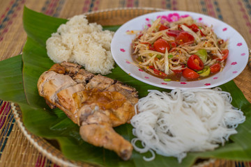 papaya salad and grilled chicken thai food