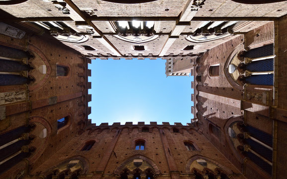 Ausergew&ouml;hnlicher Blick auf den Torre del Mangia in Siena, Toskana, Italien