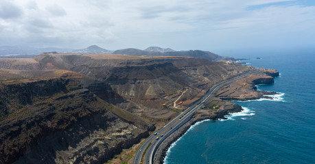 Fototapeta premium Fotos desde el aire de Gran Canaria. Aéreos, estilo drone, con altura de mar y paisaje canario de españa