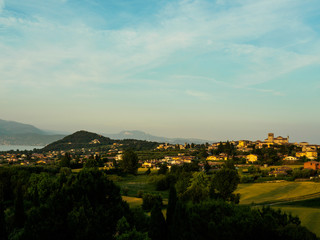 Obraz premium Bllick auf Manerba, Panorama am Gardasee, Italien