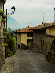 Gasse in Manerba, Gardasee, Italien