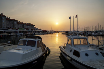 Fototapeta premium Sonnenuntergang im Hafen Biograd