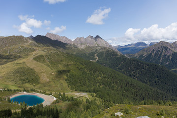 Panorama montagne con lago artificiale