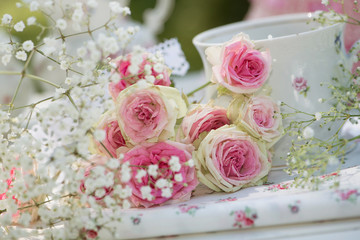 Rosen am Kaffeetisch