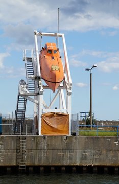 Freifall-Rettungsboot auf der Insel R&uuml;gen im Stadthafen Sassnitz