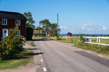 Fototapeta na wymiar Landsvägen mellan husen.