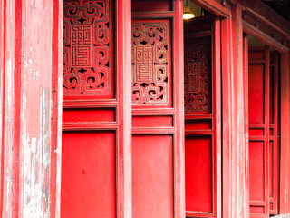 Obraz premium rote geöffnete Türen zum Tempel, Hanoi, Vietnam