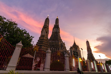 Obraz premium Wat Arun temple at sunset in Bangkok, Thailand