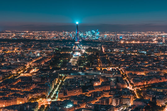 La magia di Parigi in notturna