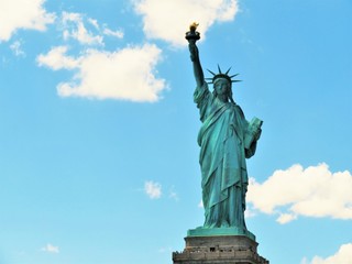 Obraz premium The Statue of Liberty in New York City with a blue sky background