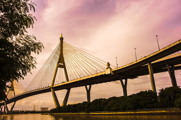 Fototapeta na wymiar タイ　バンコク：夕焼けのプミポン橋、チャオプラヤ川 (Bhumibo l Bridge)