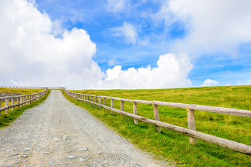 Fototapeta premium 高原の風景、長野県、美ヶ原高原。