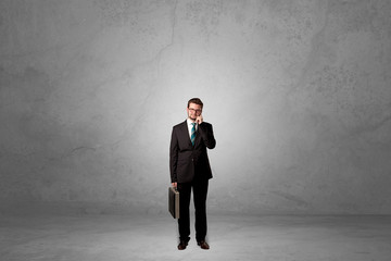 Obraz premium Alone businessman standing in a dark room