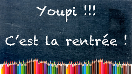 youpi, c'est la rentrée ! Crayons souriants et espiègles sur fond de tableau noir