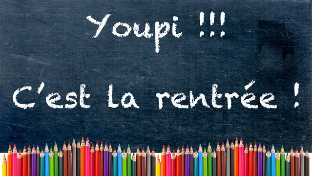 youpi, c'est la rentr&eacute;e ! Crayons souriants et espi&egrave;gles sur fond de tableau noir