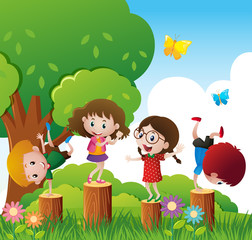 Obraz na płótnie Canvas Happy children play in park