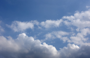 青空と雲「空想・雲のモンスター（たくさんのモンスターがどこかに向かっているようなイメージ）」ゆるやかに流れる、進む、みんなで散歩、ピクニック、遠足などのイメージ