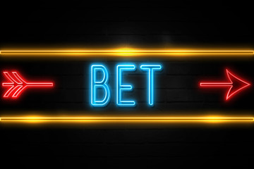 Obraz premium Bet - fluorescent Neon Sign on brickwall Front view