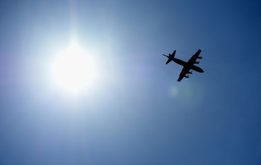 青空と太陽と飛行機（夢、未来、成功、可能性、躍進などのイメージ）
