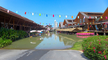 Floating Market, Pattaya, Thailand : A popular tourist attraction with many visitors coming here for food and shopping. The market is surrounded with a man-made river.