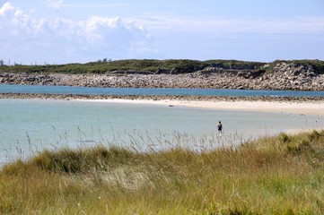 Fototapeta na wymiar Baigneuse sur une plage de l'île Grande en Bretagne