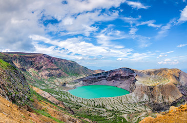 Fototapeta na wymiar 夏の青空と火山湖
