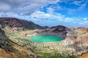 夏の青空と火山湖