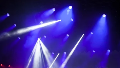 Crédence de cuisine en verre imprimé Lumière et ombre Reflector lights at a music festival
