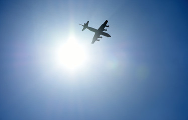 未来を照らす・青空と飛行機のシルエットと太陽（実現する、実行力、壮大、憧れなどのイメージ）