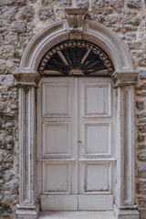 Fototapeta na wymiar Vintage white door with beautiful wooden arch