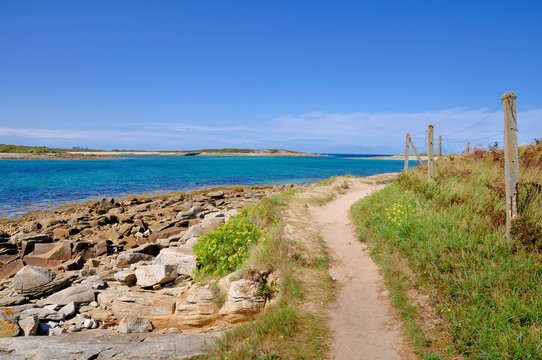 Paysages et sentier c&ocirc;tier sur l'&icirc;le Grande en Bretagne , Pleumeur-Bodou