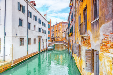 Obraz na płótnie Canvas Views of the most beautiful channels of Venice, narrow streets, houses.
