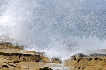 Grosses vagues sur l'île Grande en Bretagne