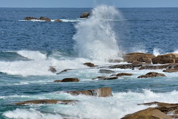 Grosses vagues sur l'île Grande en Bretagne