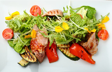 Salad with grilled vegetables and beef