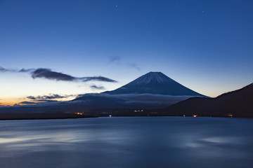 夜明けの富士山、山梨県本栖湖にて