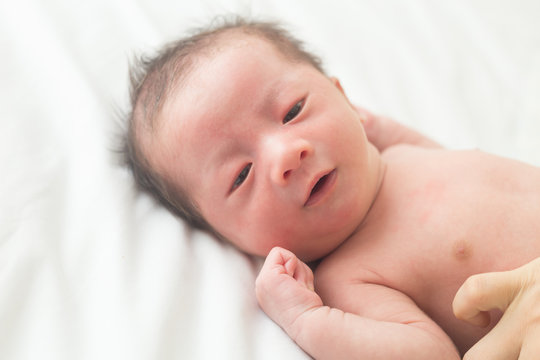 Newborn babies in Asia do not wear a shirt to prepare to bathe