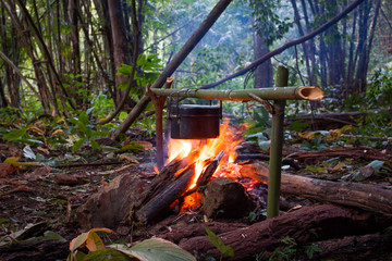 Kochen am Lagerfeuer im Dschungelcamp in mitten des Regenwaldes