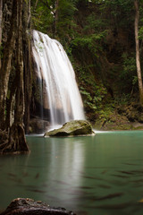 Langzeitbelichtung eines Wasserfalls aus dem Regenwald/ Erawan Nationalpark Thailand