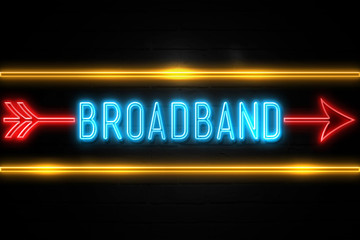 Obraz premium Broadband - fluorescent Neon Sign on brickwall Front view