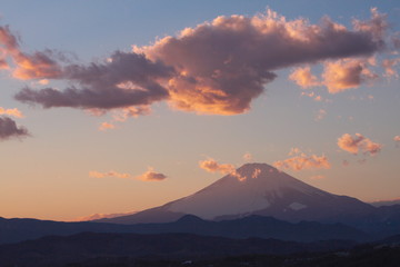 夕焼け色に染まる雲