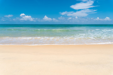 Fototapeta na wymiar Tropical beach with blue sky and white cloud background.