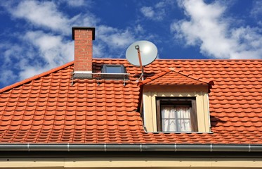 Ziegeldach mit renovierter verschindelter Gaube