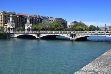 Rías que atraviesan ciudades costeras. 