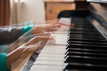 Dynamische bewegung beim Klavier spielen