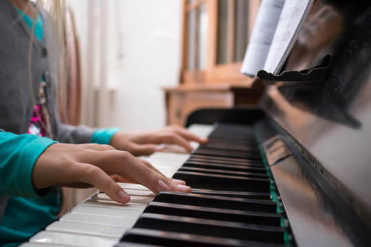 Kinderhände beim Klavierspiel