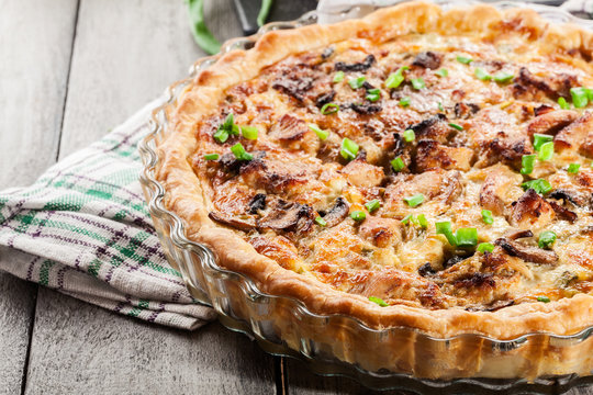 Tart with chicken, mushrooms and cheese
