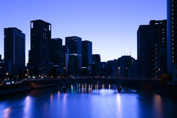 大阪、夜明けの旧淀川とビル群